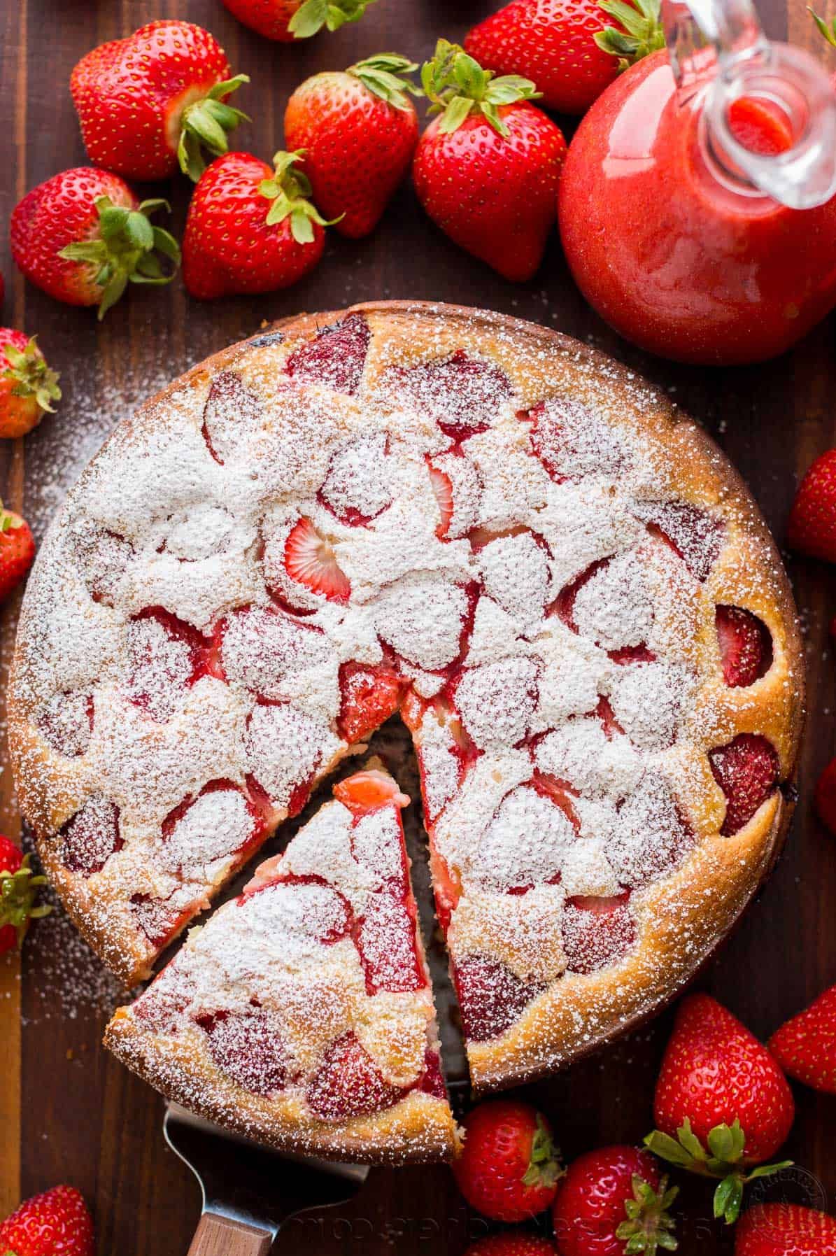 Easy Strawberry Cake with Strawberry Sauce